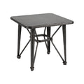 Mesa cuadrada de metal con patas reforzadas y diseño industrial.