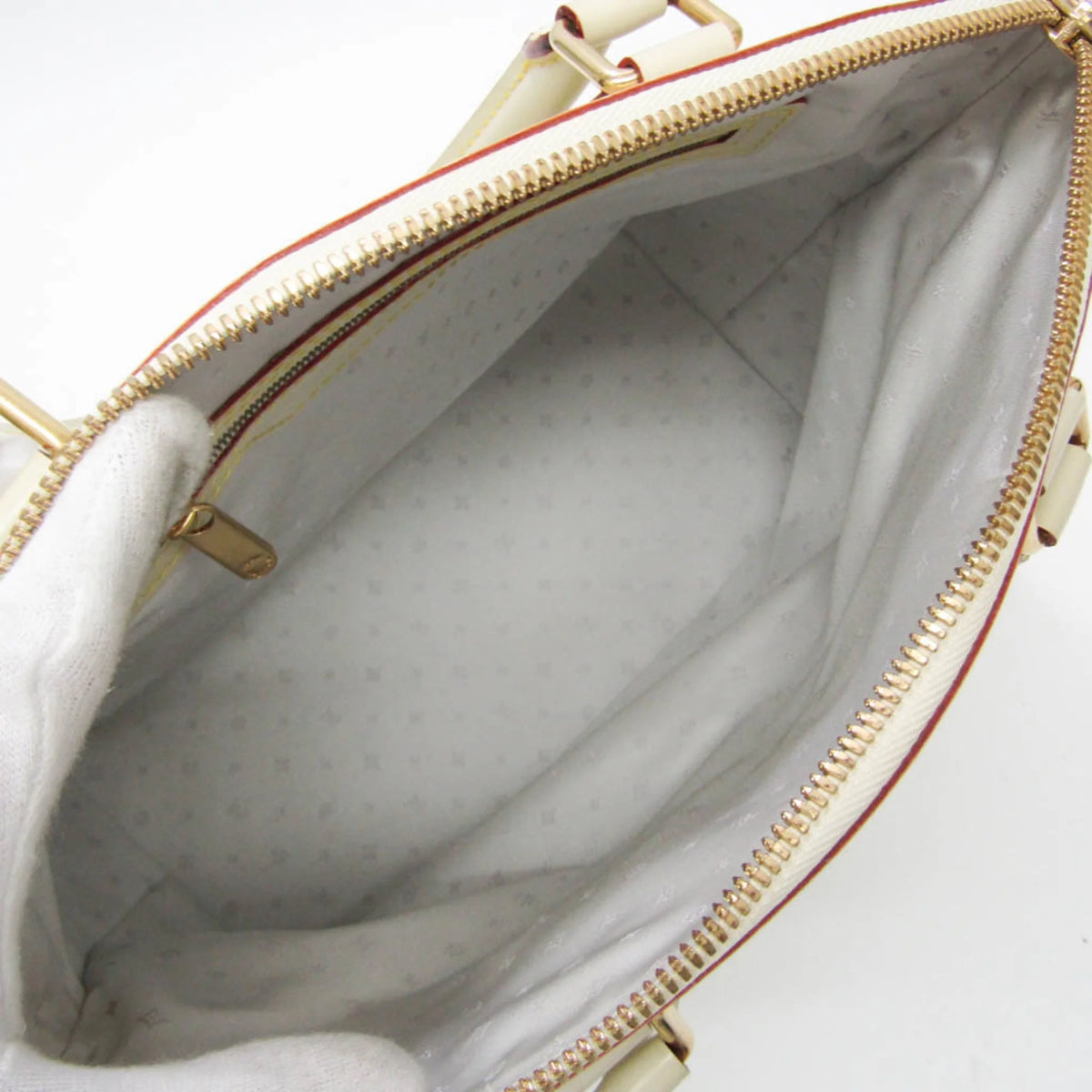 Previously Owned Louis Vuitton Suhali Lockit PM M91887 Female Handbag Blanc (Good)