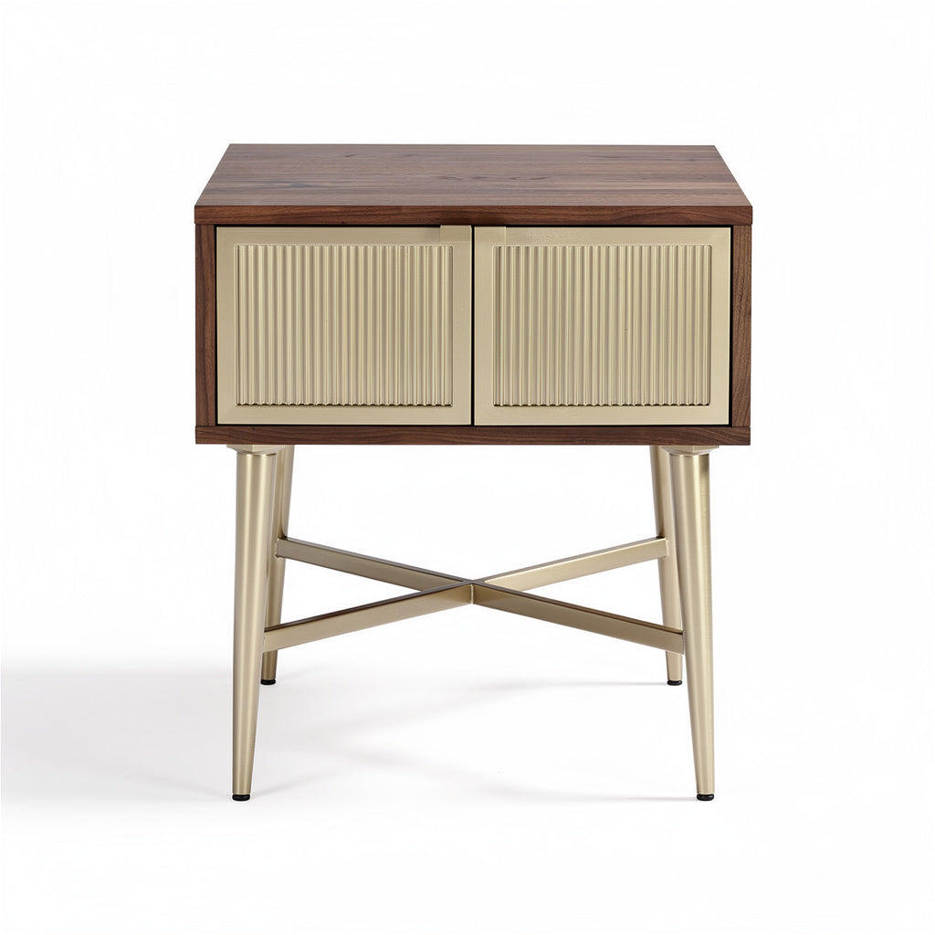Mesita de noche moderna con acabado de madera y puertas de panel estriado