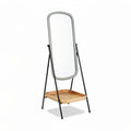 Espejo de cuerpo entero con soporte de metal y base de madera.