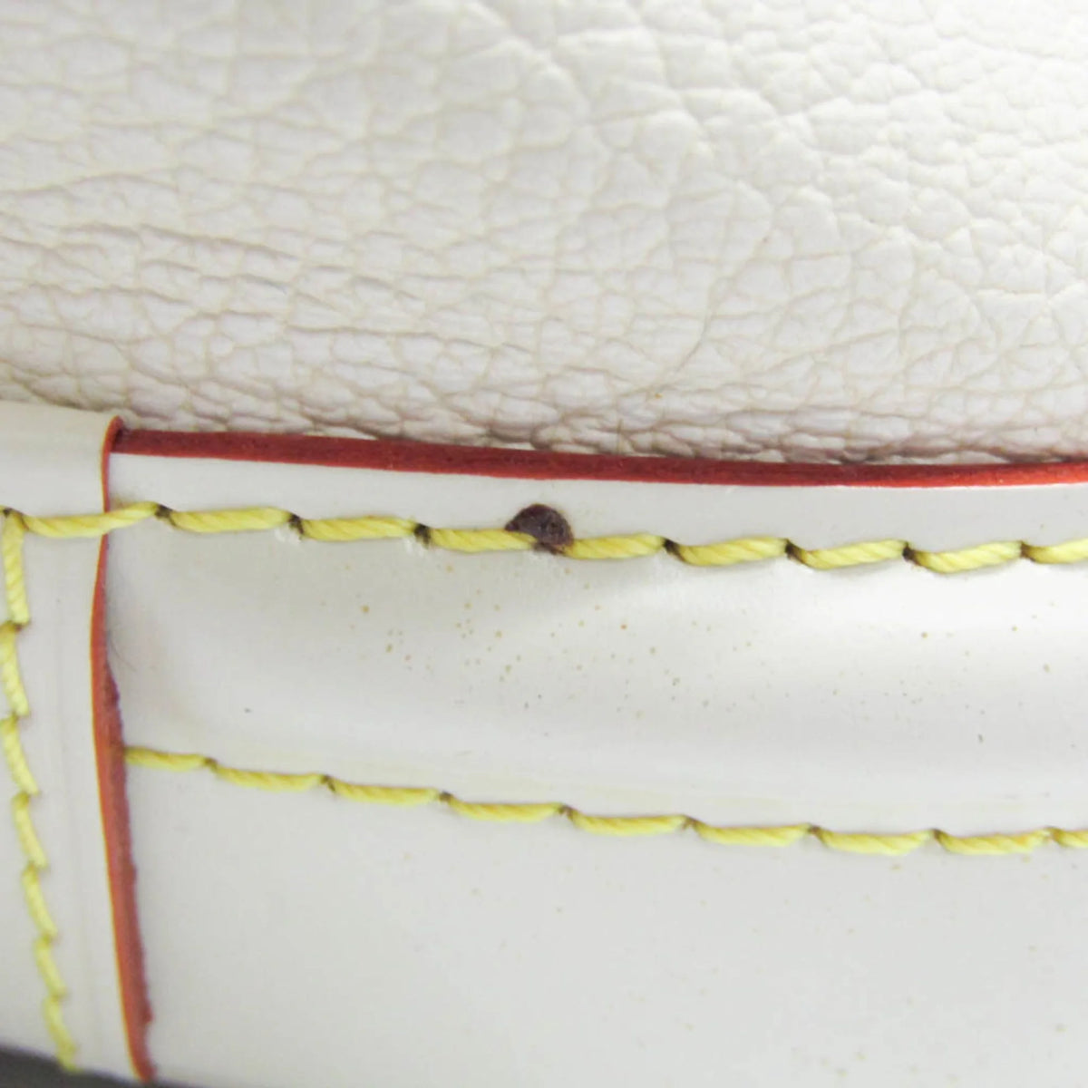 Previously Owned Louis Vuitton Suhali Lockit PM M91887 Female Handbag Blanc (Good)